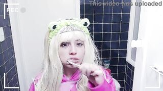 princess brushing her teeths
