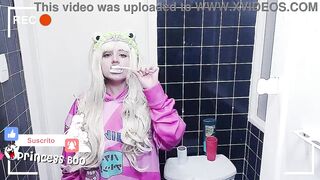 princess brushing her teeths