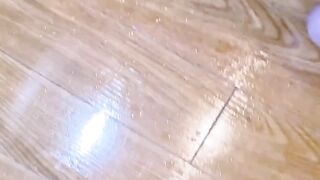 【大量潮吹き】激しい手マンで床に水たまりができちゃう位ビチャビチャです！ (自撮り)