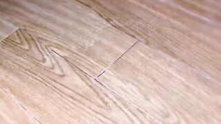 【大量潮吹き】激しい手マンで床に水たまりができちゃう位ビチャビチャです！ (自撮り)