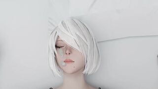 Kiss 2b's ear and cum on her face.