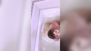 Vaquita waifu disfruta de ricos baños de leche