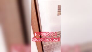 素人 個人撮影 猫耳ノーハイメイド トイレでおしっこ中動画撮られちゃった 途中で開けたら激怒 興奮してフェラまでさせられたの